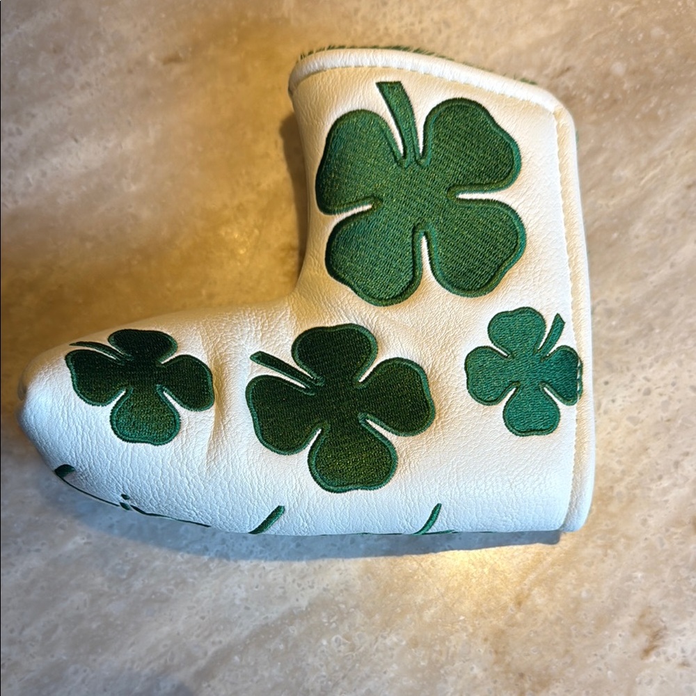 Black Clover Live Lucky White and Green Putter Cover magnetic closure.